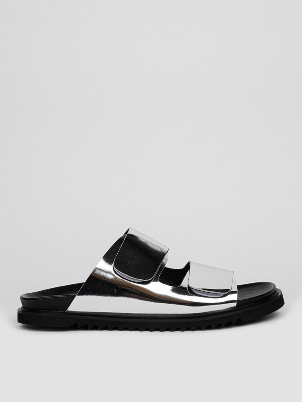 Ontdek de Dawn lederen metallic slippers van Ivylee Copenhagen in de kleur zilverkleur bij Orangebag. Op werkdagen voor 21:45 besteld, morgen in huis.