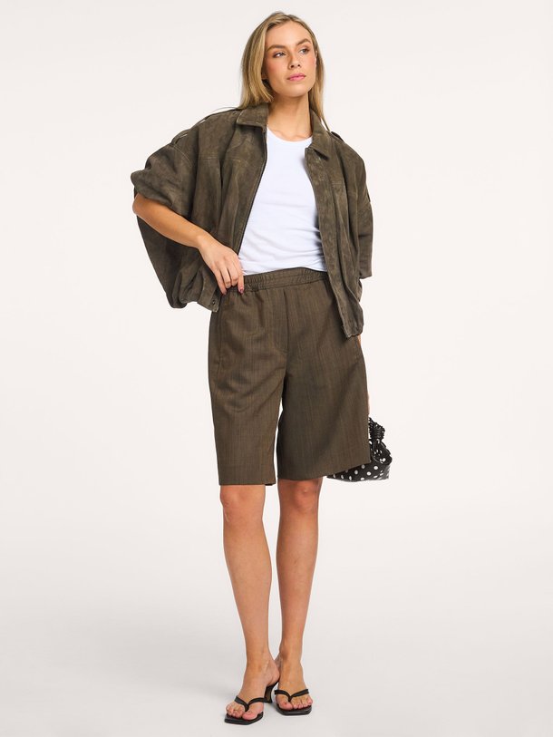 Ontdek de Wollen short van Ganni bij Orangebag. Op werkdagen voor 21:45 besteld, morgen in huis.