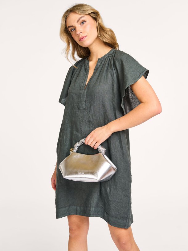 Ontdek de Vina linnen jurk van By-Bar in de kleur antraciet bij Orangebag. Op werkdagen voor 21:45 besteld, morgen in huis.