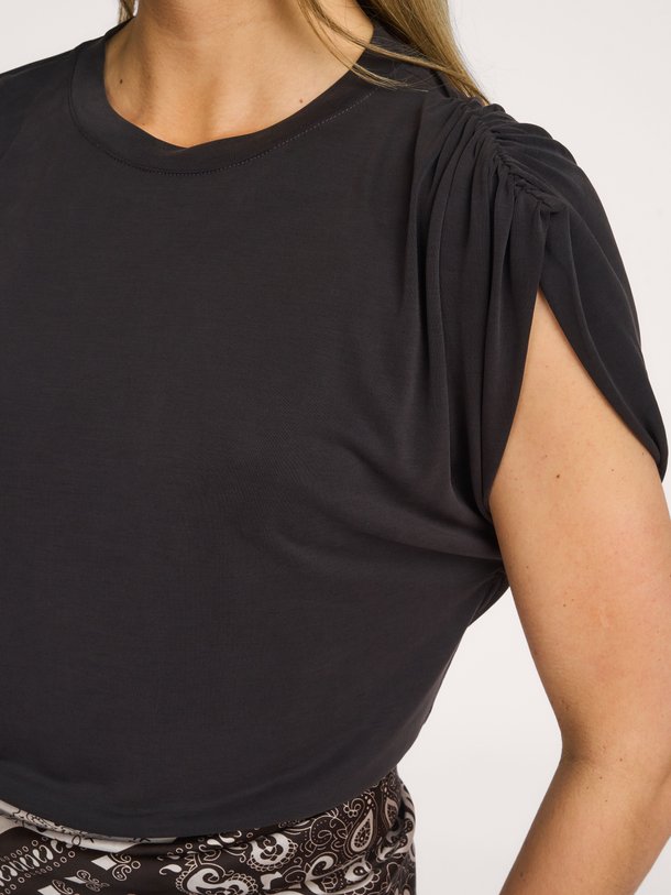 Ontdek de Camilla jersey top van Co'Couture in de kleur Donkergrijs bij Orangebag. Op werkdagen voor 21:45 besteld, morgen in huis.