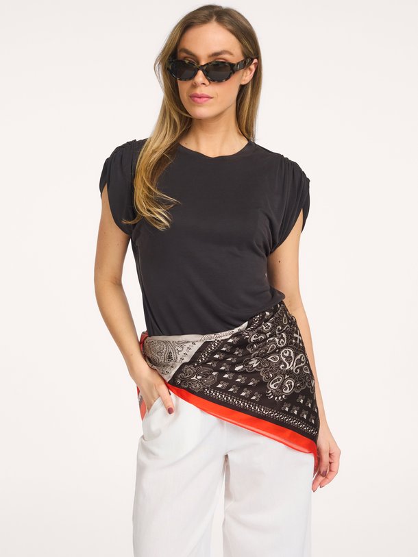 Ontdek de Camilla jersey top van Co'Couture in de kleur Donkergrijs bij Orangebag. Op werkdagen voor 21:45 besteld, morgen in huis.