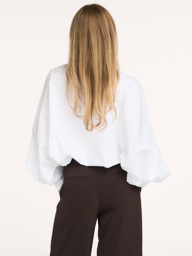 So Sue Antonia katoenen blouse - Wit Ontdek de Antonia katoenen blouse van So Sue in de kleur Wit bij Orangebag. Op werkdagen voor 21:45 besteld, morgen in huis.