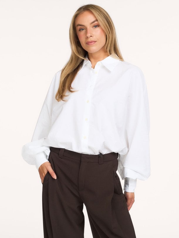 So Sue Antonia katoenen blouse - Wit Ontdek de Antonia katoenen blouse van So Sue in de kleur Wit bij Orangebag. Op werkdagen voor 21:45 besteld, morgen in huis.