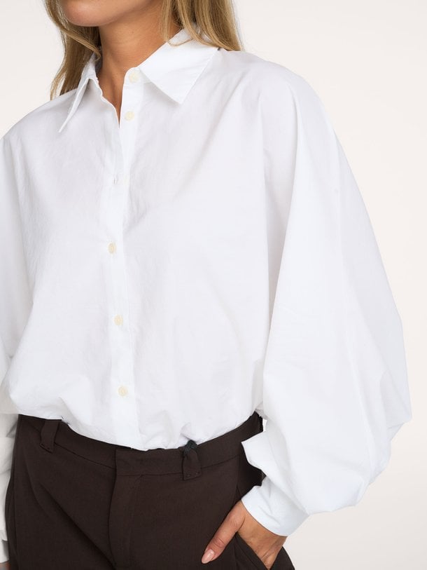 So Sue Antonia katoenen blouse - Wit Ontdek de Antonia katoenen blouse van So Sue in de kleur Wit bij Orangebag. Op werkdagen voor 21:45 besteld, morgen in huis.