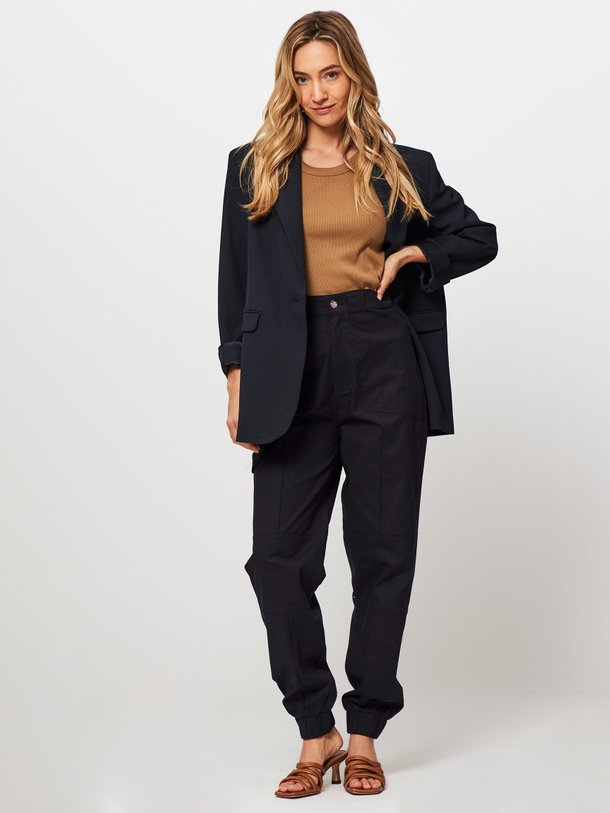 Ontdek de Kima katoenmix cargo broek van Mads Norgaard in de kleur zwart bij Orangebag. Op werkdagen voor 21:45 besteld, morgen in huis.