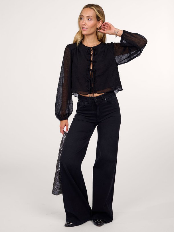 Ontdek de Erika geweven top met structuur van Hofmann Copenhagen in de kleur zwart bij Orangebag. Op werkdagen voor 21:45 besteld, morgen in huis.