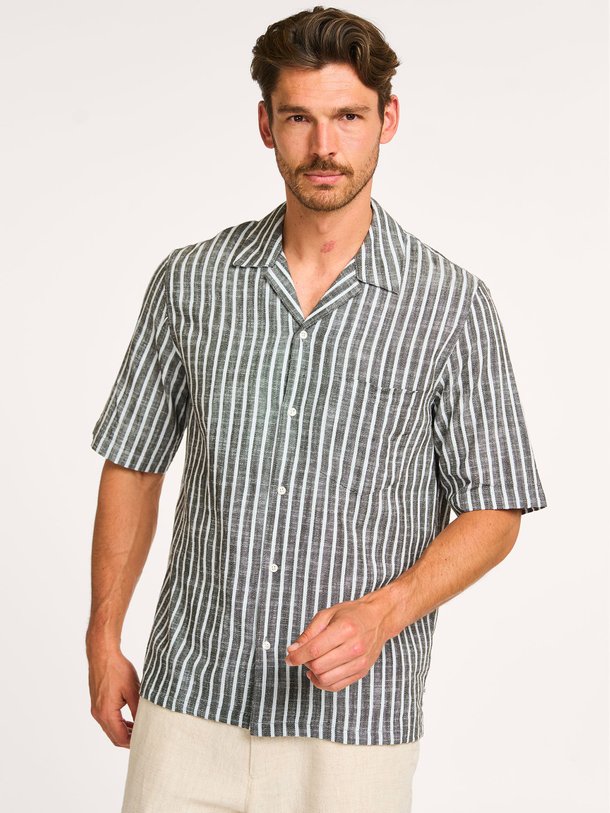 Ontdek de Saoscar katoen/linnenmix overhemd van Samsoe Samsoe in de kleur donkergroen bij Orangebag. Op werkdagen voor 21:45 besteld, morgen in huis.