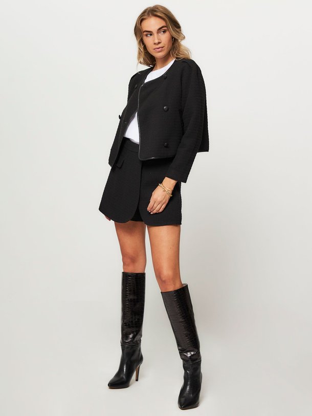 Ontdek de Ebony geweven bouclé jasje van Co'Couture in de kleur zwart bij Orangebag. Op werkdagen voor 21:45 besteld, morgen in huis.