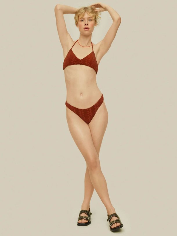 Ontdek de Bikinitop met dessin van OAS in de kleur terracotta bij Orangebag. Op werkdagen voor 21:45 besteld, morgen in huis.