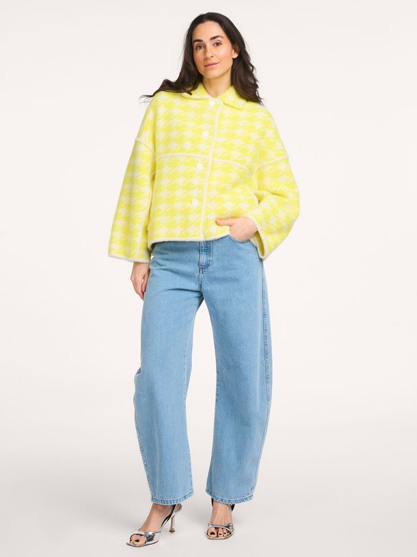 Ontdek de Joking gebreid jasje van Essentiel Antwerp in de kleur Geel bij Orangebag. Op werkdagen voor 21:45 besteld, morgen in huis.