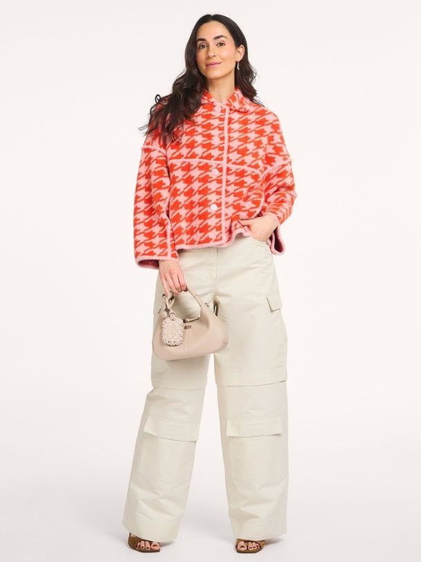 Ontdek de Joking gebreid jasje van Essentiel Antwerp in de kleur Terracotta bij Orangebag. Op werkdagen voor 21:45 besteld, morgen in huis.