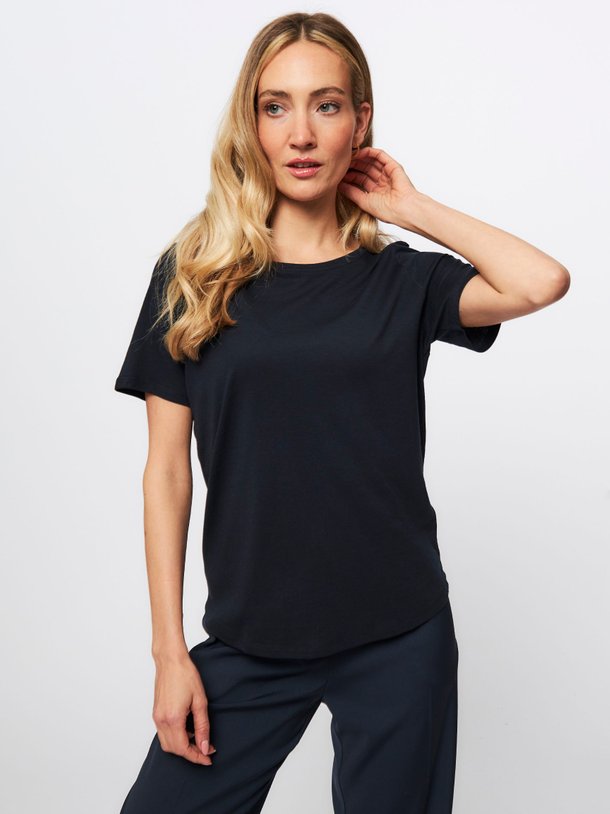 Ontdek de K174 Katoenmix fijngebreide top van Majestic Filatures in de kleur donkerblauw bij Orangebag. Op werkdagen voor 21:45 besteld, morgen in huis.