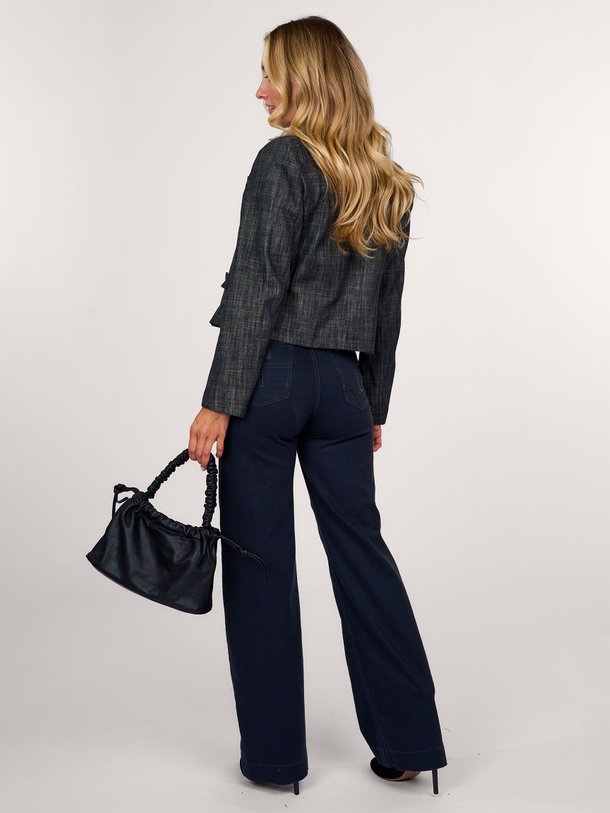 Ontdek de Adina katoenen cropped blazer van By-Bar in de kleur zwart bij Orangebag. Op werkdagen voor 21:45 besteld, morgen in huis.