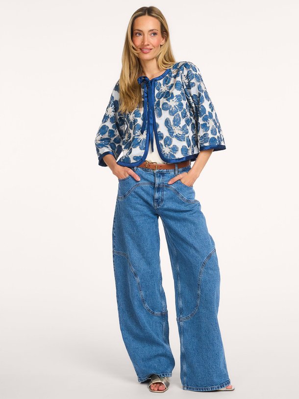 Ontdek de Trine geweven jacquard jasje van Lollys Laundry in de kleur Blauw bij Orangebag. Op werkdagen voor 21:45 besteld, morgen in huis.