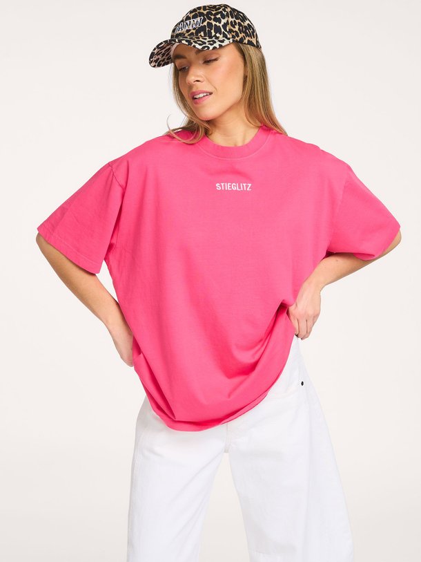 Ontdek de Basic Worn-Out katoenen oversized logo T-shirt van Stieglitz in de kleur Roze bij Orangebag. Op werkdagen voor 21:45 besteld, morgen in huis.