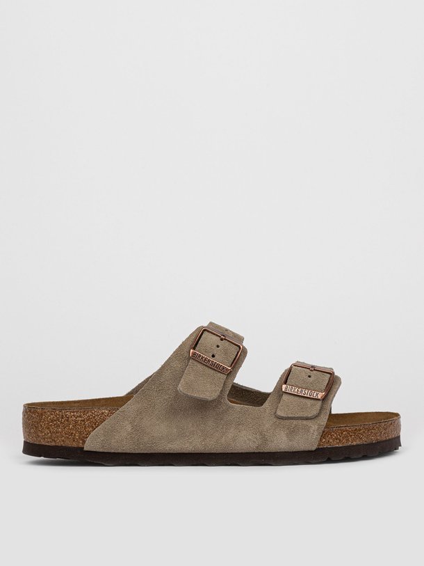 Ontdek de Arizona suède big buckle slippers van Birkenstock in de kleur taupe bij Orangebag. Op werkdagen voor 21:45 besteld, morgen in huis.