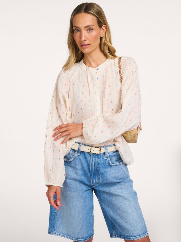 Ontdek de Hailey katoenen blouse van Lollys Laundry in de kleur Crème bij Orangebag. Op werkdagen voor 21:45 besteld, morgen in huis.