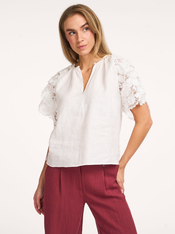 Ontdek de Jonille linnen top van Dante 6 in de kleur Off-white bij Orangebag. Op werkdagen voor 21:45 besteld, morgen in huis.