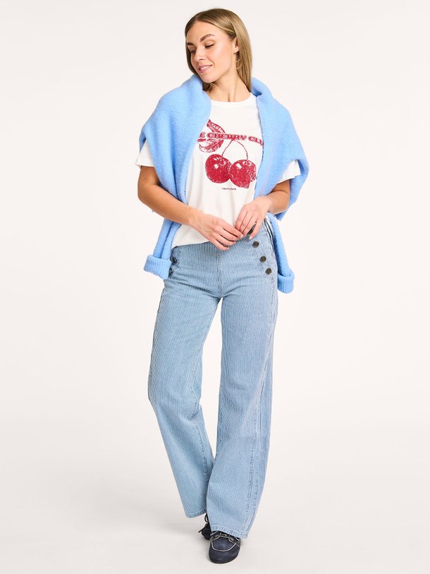 Ontdek de Lyon mid waist flared fit jeans met dessin van Sofie Schnoor in de kleur blauw bij Orangebag. Op werkdagen voor 21:45 besteld, morgen in huis.