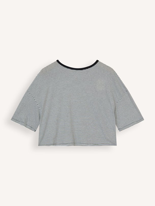 Ontdek de M453 Organic cotton T-shirt met gestreept dessin van Majestic Filatures in de kleur zwart bij Orangebag. Op werkdagen voor 21:45 besteld, morgen in huis.