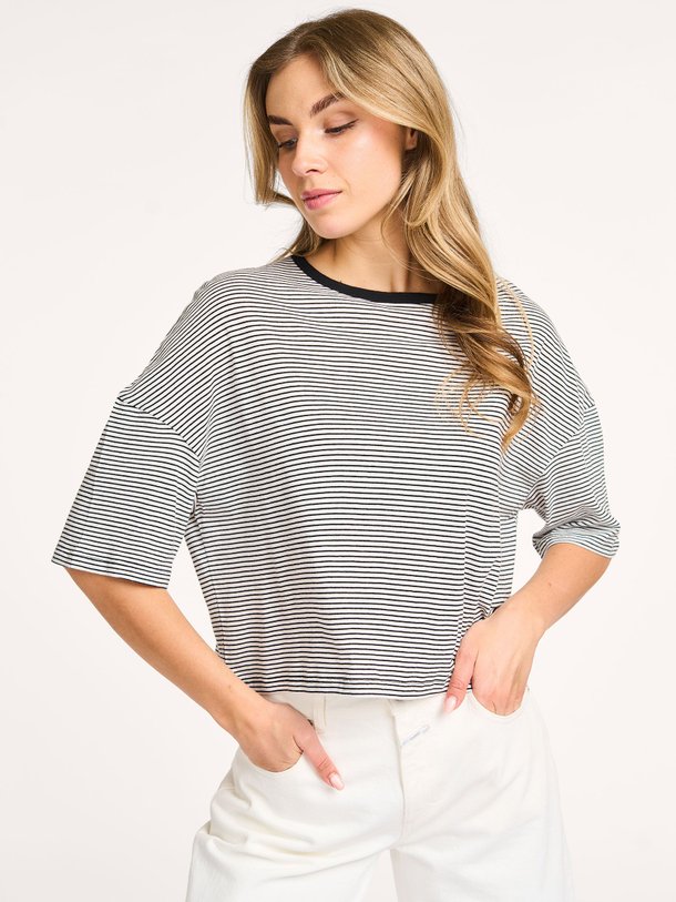 Ontdek de M453 Organic cotton T-shirt met gestreept dessin van Majestic Filatures in de kleur zwart bij Orangebag. Op werkdagen voor 21:45 besteld, morgen in huis.