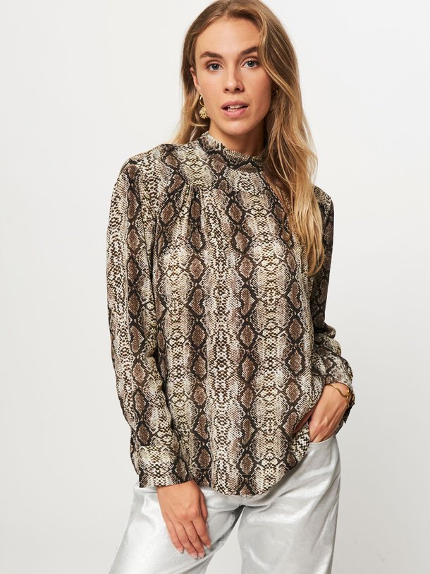 Ontdek de Montania viscose/zijdemix top met print van Baum und Pferdgarten in de kleur bruin bij Orangebag. Op werkdagen voor 21:45 besteld, morgen in huis.