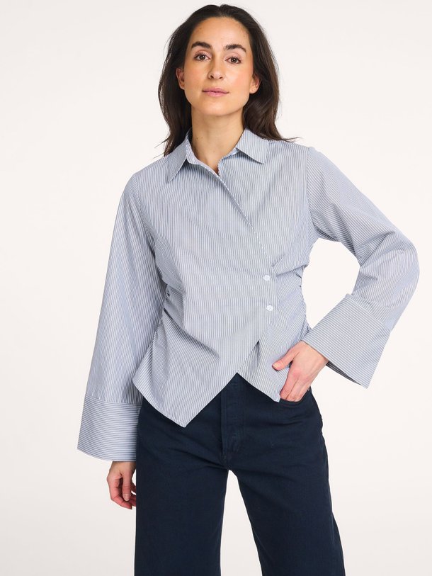 Ontdek de Fenli katoenmix gestreepte overslag blouse van Neo Noir in de kleur Grijs bij Orangebag. Op werkdagen voor 21:45 besteld, morgen in huis.