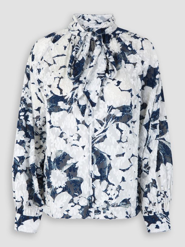 Ontdek de Ebbali viscosemix top met dessin van Samsoe Samsoe in de kleur donkerblauw bij Orangebag. Op werkdagen voor 21:45 besteld, morgen in huis.