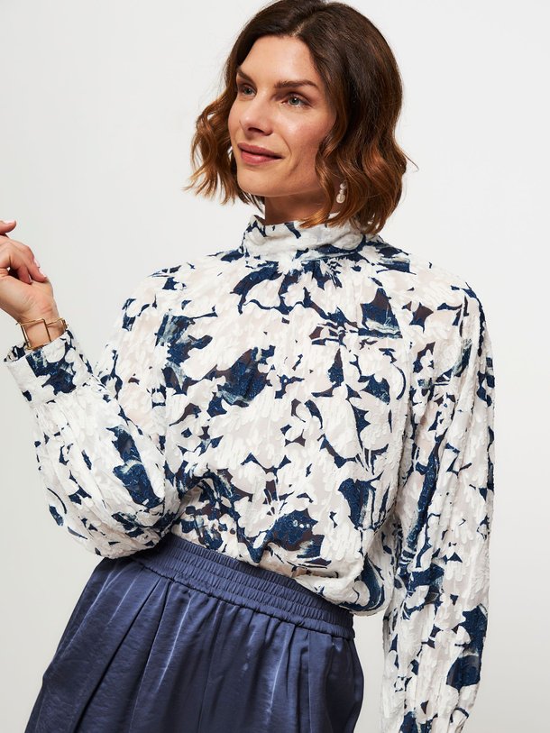 Ontdek de Ebbali viscosemix top met dessin van Samsoe Samsoe in de kleur donkerblauw bij Orangebag. Op werkdagen voor 21:45 besteld, morgen in huis.