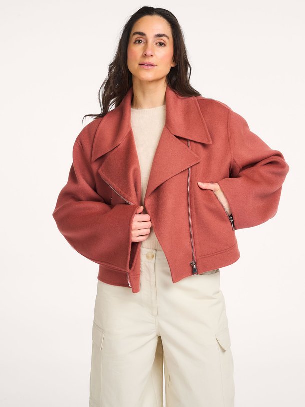 Ontdek de Javier wollen jack van Essentiel Antwerp in de kleur Steenrood bij Orangebag. Op werkdagen voor 21:45 besteld, morgen in huis.