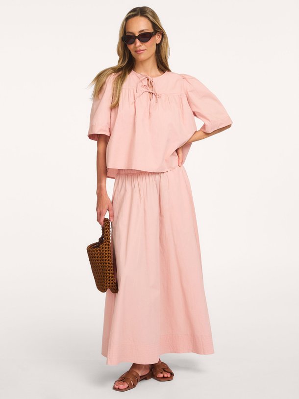 Ontdek de Ilyssa katoenen maxi rok van Ruby Tuesday in de kleur Roze bij Orangebag. Op werkdagen voor 21:45 besteld, morgen in huis.