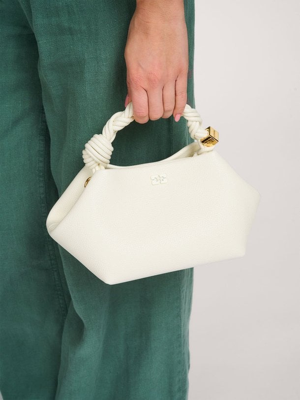 Ontdek de Bou small crossbody bag met reliëf van Ganni in de kleur Off-white bij Orangebag. Op werkdagen voor 21:45 besteld, morgen in huis.