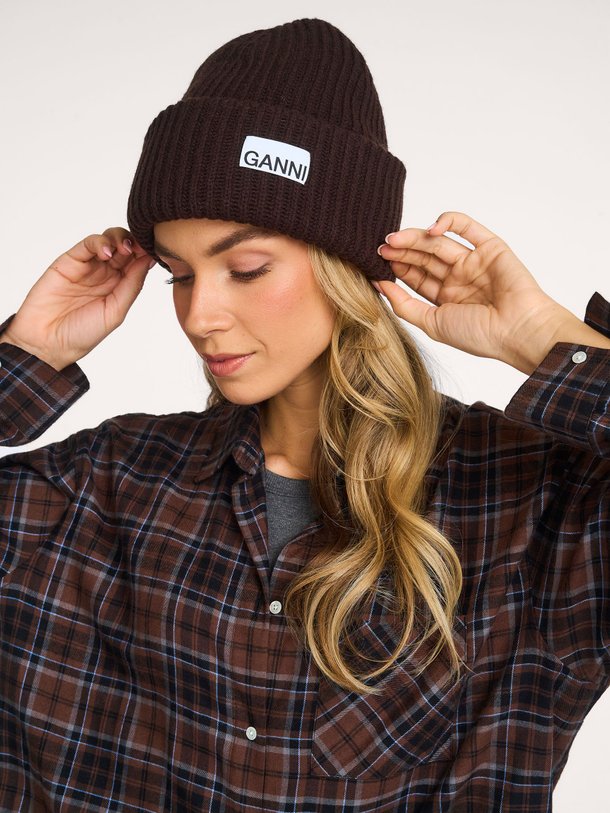 Ontdek de Wolmix beanie van Ganni in de kleur Donkerbruin bij Orangebag. Op werkdagen voor 21:45 besteld, morgen in huis.