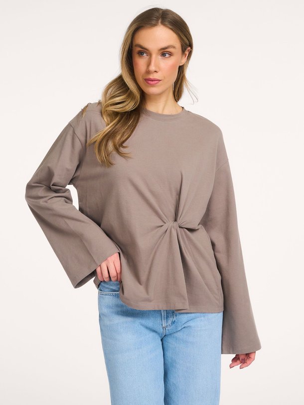 Ontdek de Meli katoenmix top van Club L`avenir in de kleur Taupe bij Orangebag. Op werkdagen voor 21:45 besteld, morgen in huis.