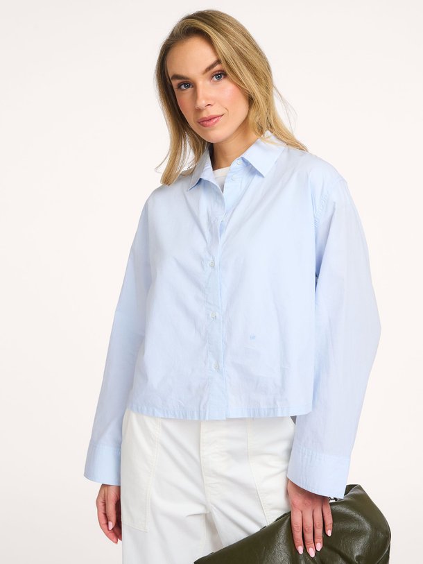 Ontdek de Capri katoenen blouse van Bellerose in de kleur Lichtblauw bij Orangebag. Op werkdagen voor 21:45 besteld, morgen in huis.