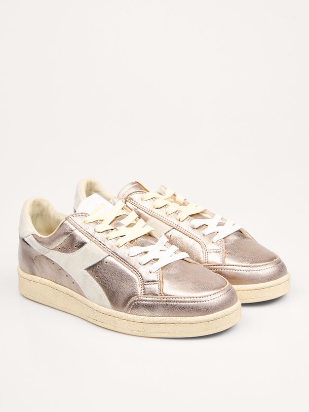 Ontdek de Prestige Metal Used lederen metallic sneakers van Diadora in de kleur Rosé bij Orangebag. Op werkdagen voor 21:45 besteld, morgen in huis.
