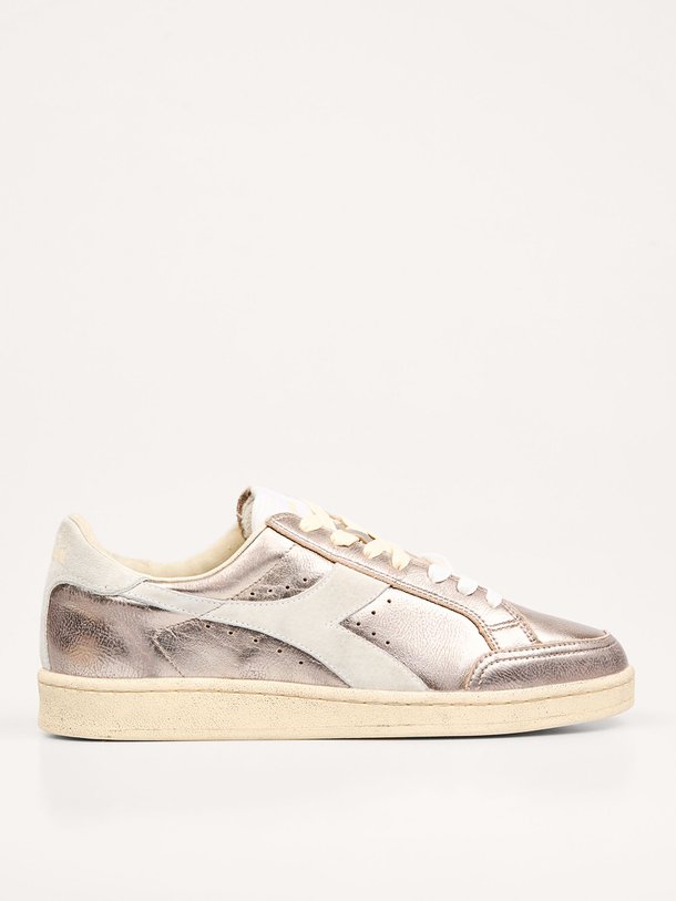 Ontdek de Prestige Metal Used lederen metallic sneakers van Diadora in de kleur Rosé bij Orangebag. Op werkdagen voor 21:45 besteld, morgen in huis.