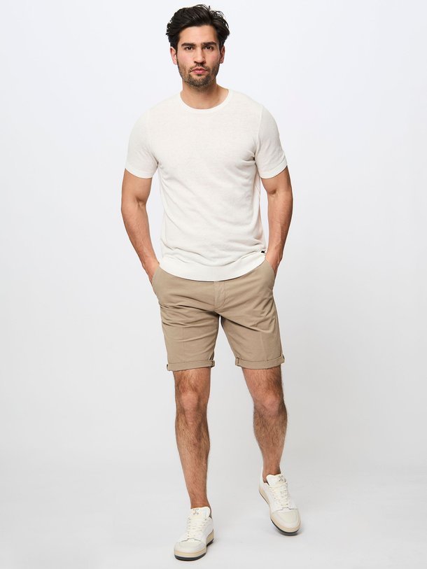 Ontdek de Kend katoenmix chino short van Drykorn in de kleur lichtbruin bij Orangebag. Op werkdagen voor 21:45 besteld, morgen in huis.