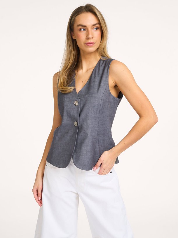 Ontdek de Liam viscosemix gilet van Co'Couture in de kleur Donkergrijs bij Orangebag. Op werkdagen voor 21:45 besteld, morgen in huis.