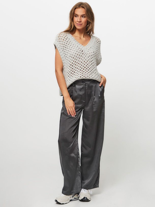 Ontdek de Hudson geweven glanzende broek van Modstrom in de kleur donkergrijs bij Orangebag. Op werkdagen voor 21:45 besteld, morgen in huis.