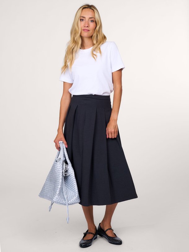 Ontdek de Ofelia rayonmix A-lijn rok van Graumann in de kleur zwart bij Orangebag. Op werkdagen voor 21:45 besteld, morgen in huis.