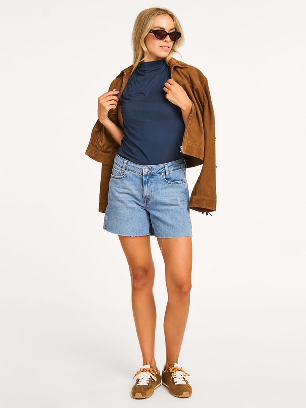 Ontdek de Lucy high waist loose fit short van My Essential Wardrobe in de kleur blauw bij Orangebag. Op werkdagen voor 21:45 besteld, morgen in huis.