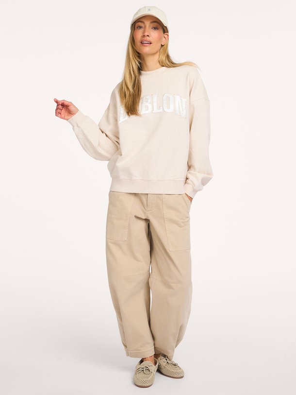 Ontdek de Joëlle katoenen logo sweater van Deblon in de kleur Zand bij Orangebag. Op werkdagen voor 21:45 besteld, morgen in huis.