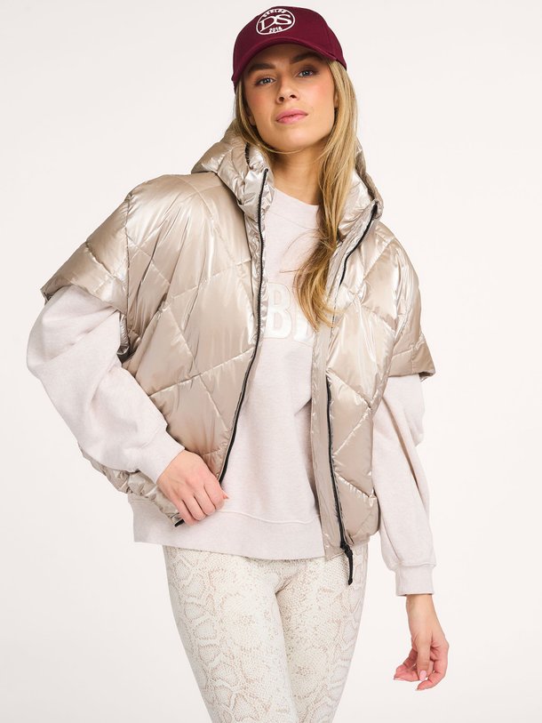 Ontdek de Stevie geweven gewatteeerde bodywarmer van Deblon in de kleur Zand bij Orangebag. Op werkdagen voor 21:45 besteld, morgen in huis.