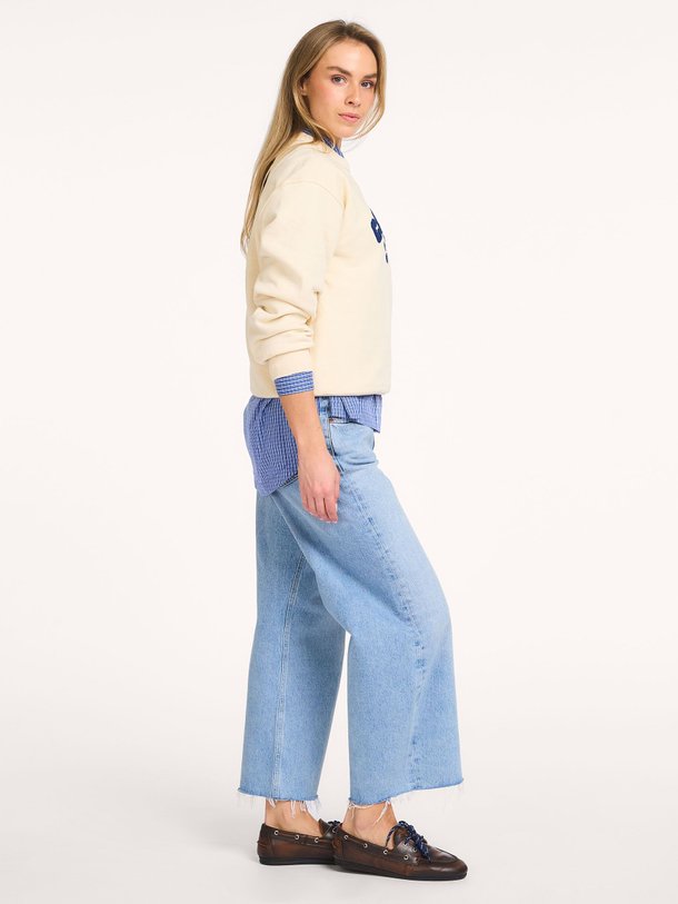 Ontdek de Zoe katoenen logo sweater van Co'Couture in de kleur Crème bij Orangebag. Op werkdagen voor 21:45 besteld, morgen in huis.