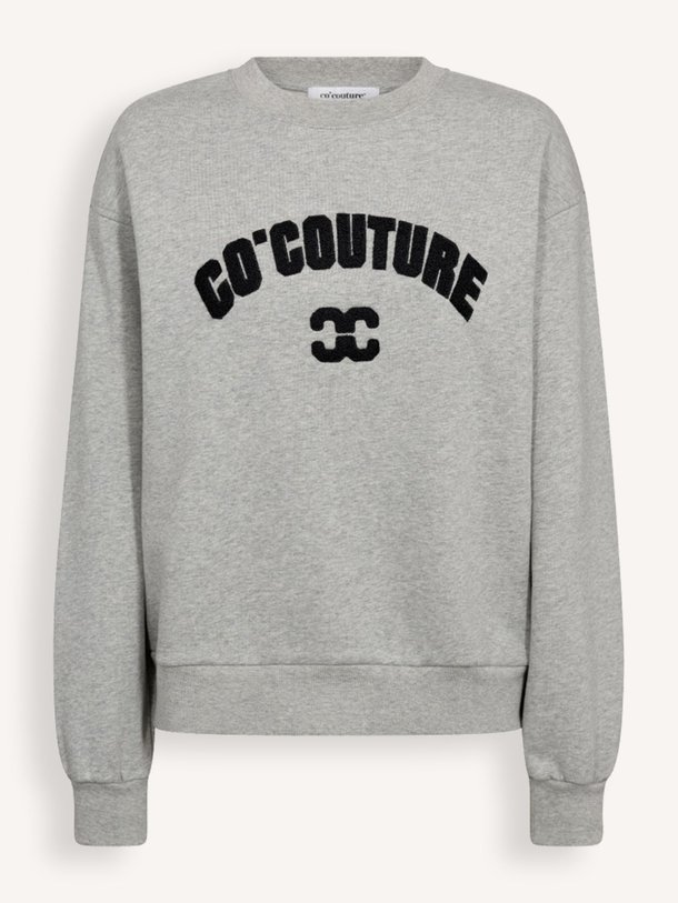 Ontdek de Zoe katoenen logo sweater van Co'Couture in de kleur Grijs bij Orangebag. Op werkdagen voor 21:45 besteld, morgen in huis.