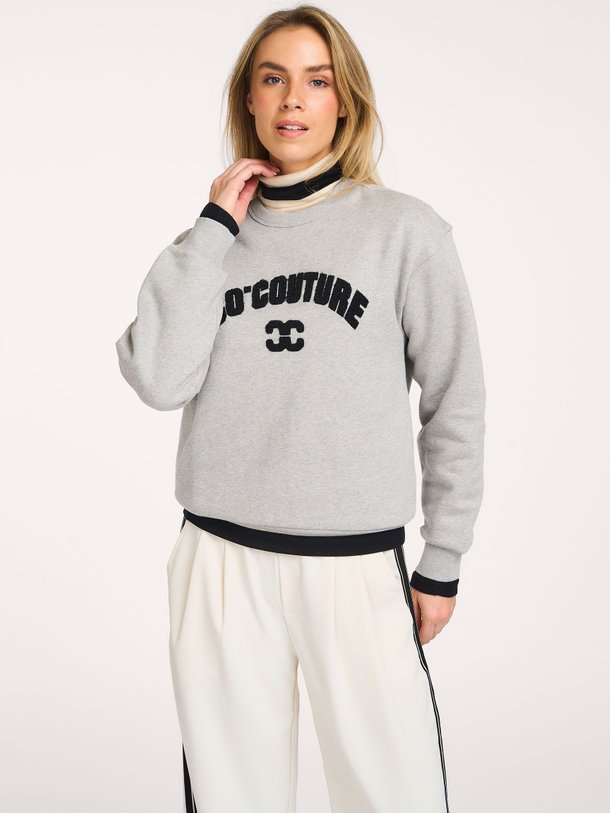 Ontdek de Zoe katoenen logo sweater van Co'Couture in de kleur Grijs bij Orangebag. Op werkdagen voor 21:45 besteld, morgen in huis.