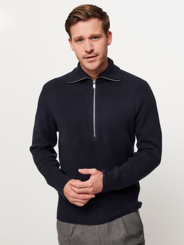 Ontdek de Manuelo wolmix rib trui van Drykorn in de kleur donkerblauw bij Orangebag. Op werkdagen voor 21:45 besteld, morgen in huis.