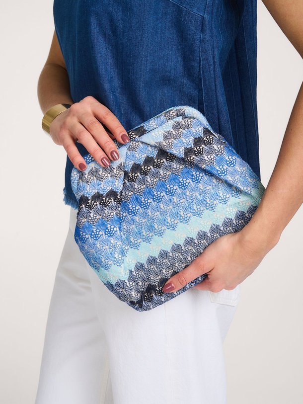 Ontdek de Bonita geweven clutch van Becksondergaard in de kleur Blauw bij Orangebag. Op werkdagen voor 21:45 besteld, morgen in huis.
