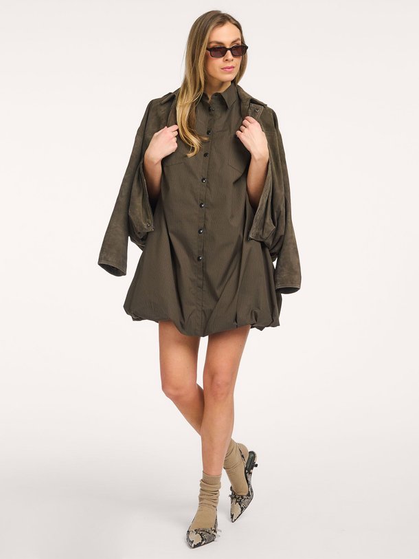 Ontdek de Ezra katoenmix gestreepte jurk van Johny in de kleur Army bij Orangebag. Op werkdagen voor 21:45 besteld, morgen in huis.